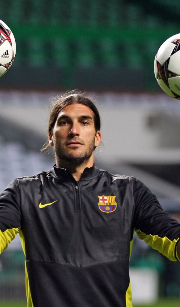 Футболист Барселоны Хосе Пинто с двумя мячами