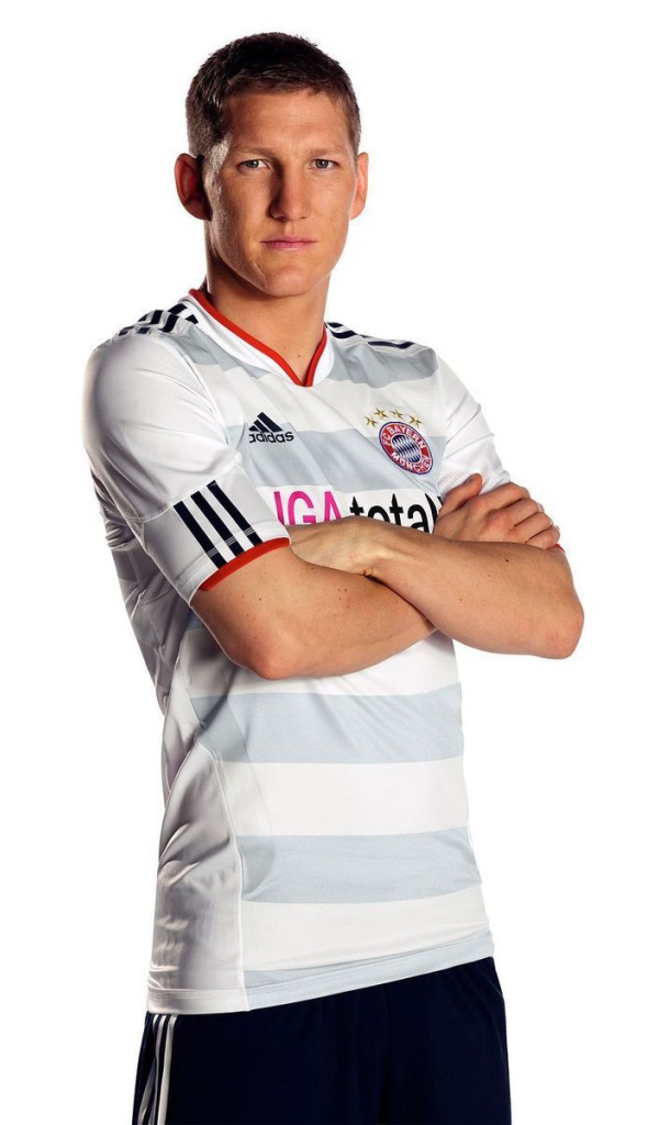  Футболист Баварии Бастиана Швайнштайгера на белом фоне