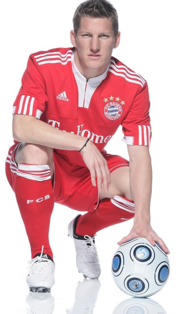 Футболист Баварии Бастиан Швайнштайгер с мячом
