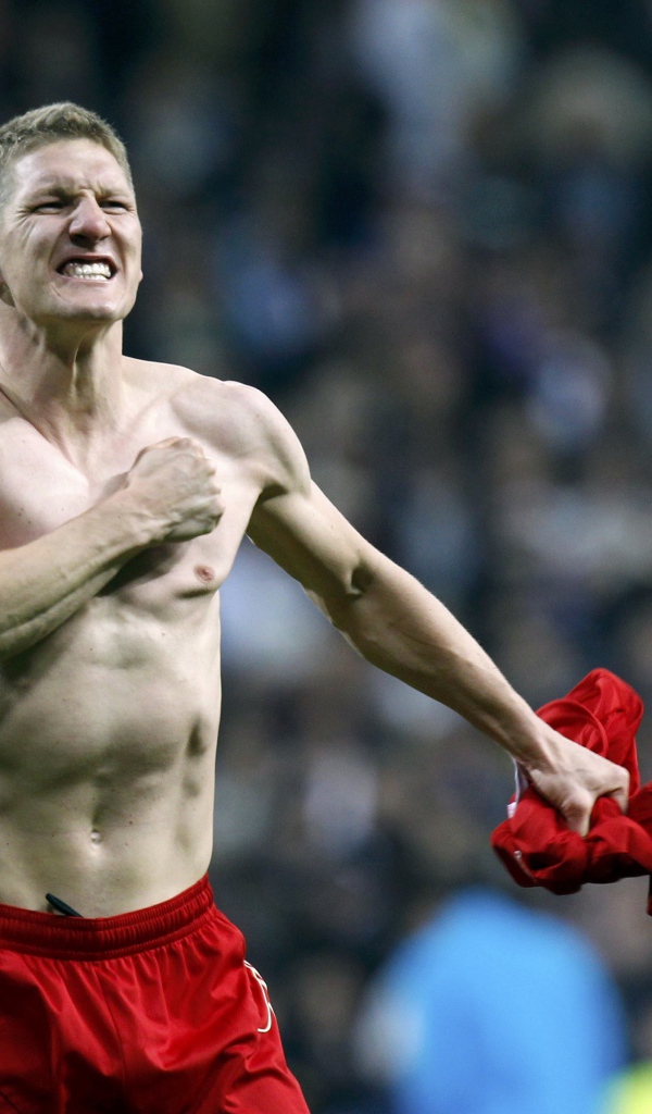 Футболист Баварии Бастиан Швайнштайгер без футболки