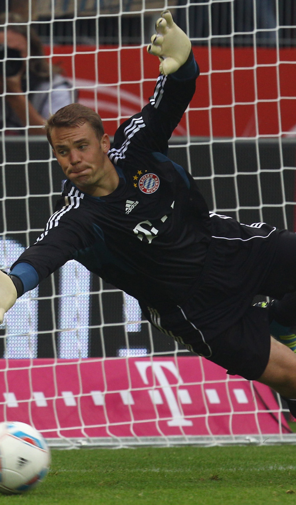 Футболист Баварии Мануэль Нойер ловит мяч