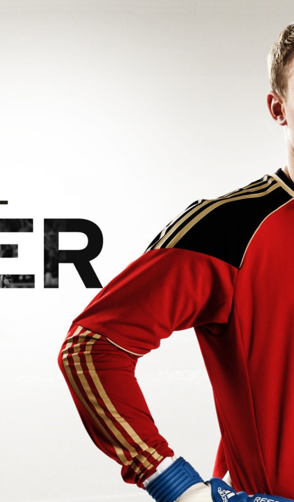  Футболист Баварии Мануэль Нойер на белом фоне