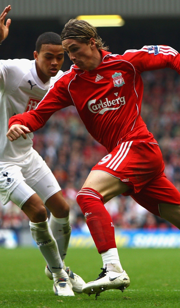 Футболист Челси Фернандо Торрес с мячом