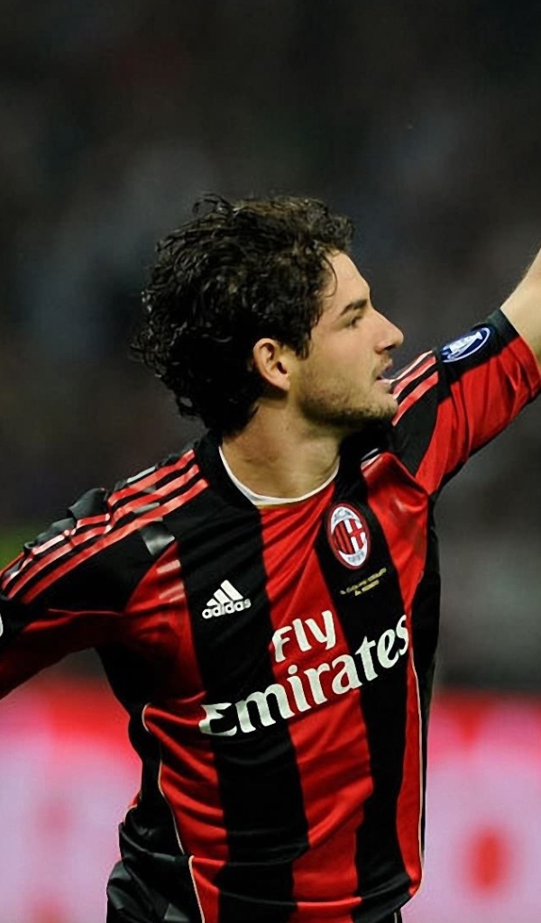  Футболист Коринфянам Алешандре Пато благодарит болельщиков