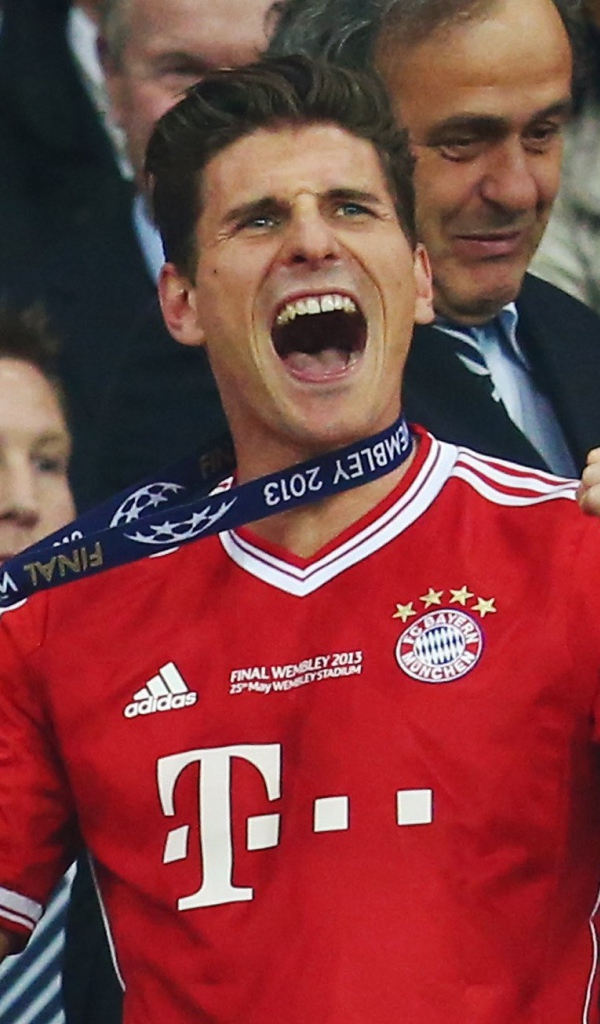 Футболист Фиорентины Марио Гомеса с медалью