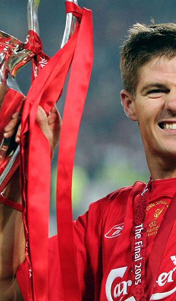 Футболист Ливерпуля Стивен Джеррард со своим собственным трофеем