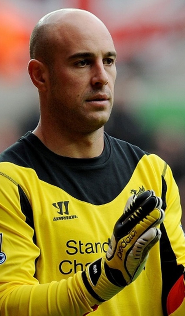 Футболист Наполи Пепе Рейна аплодирует