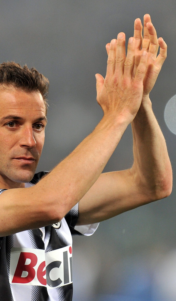 Футболист Сиднея Алессандро Дель Пьеро аплодирует своим поклонникам