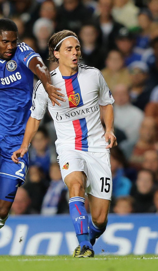  Нападающий Челси Самуэль Это'О борется за мяч