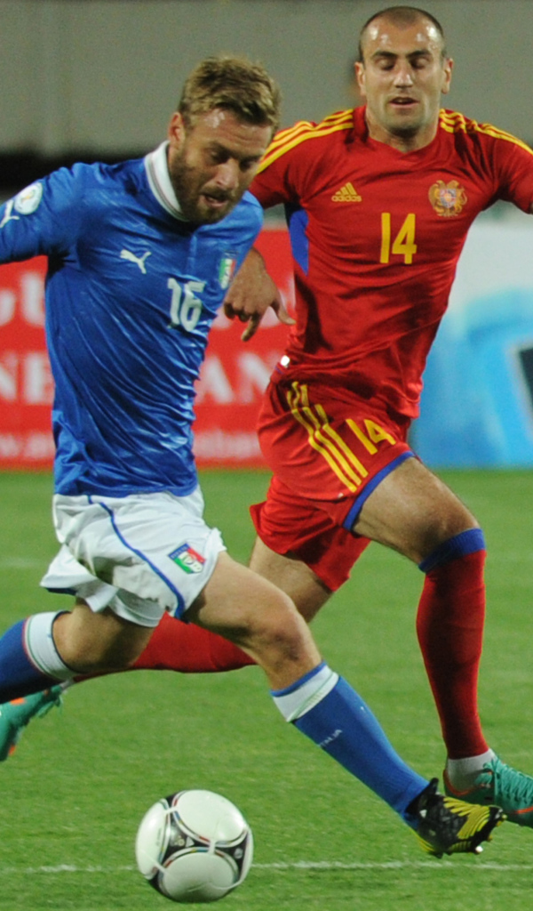  Нападающий московского Спартака Юра Мовсисян