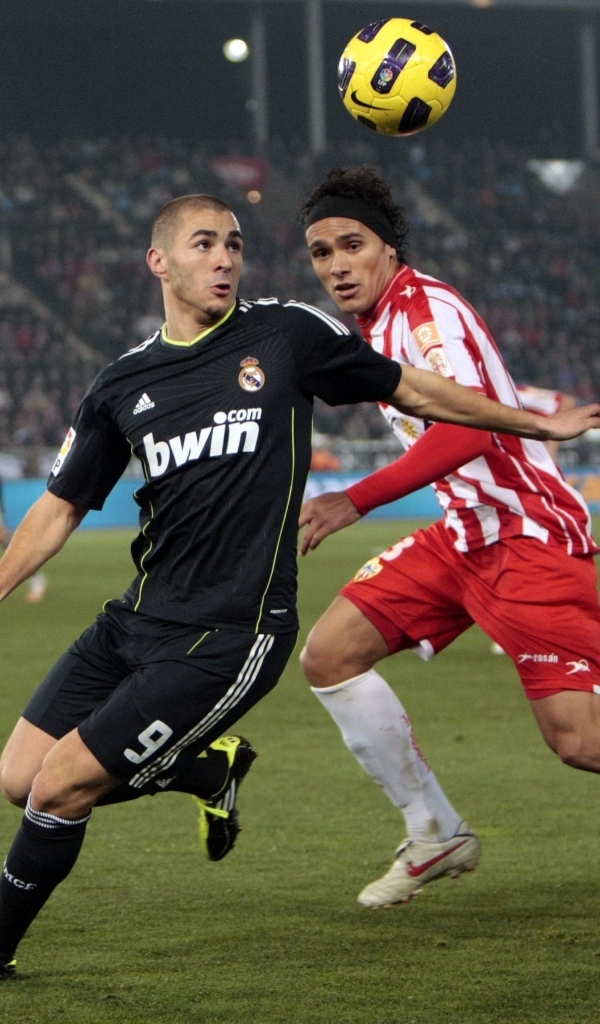  Нападающий Реал Мадриа Карим Бензема борется за мяч