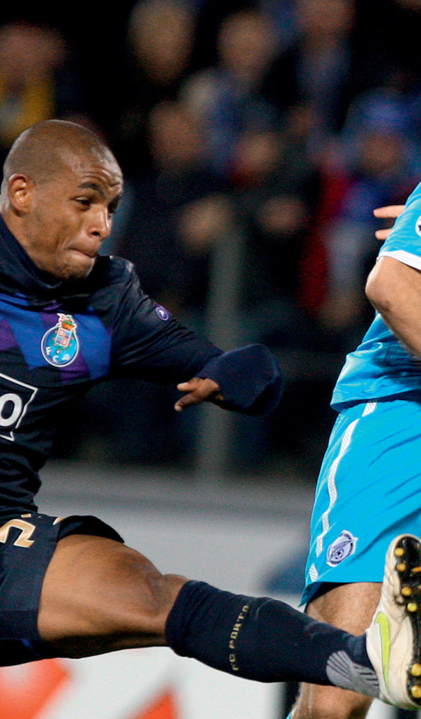 Нападающий Зенита Александр Кержаков борется за мяч