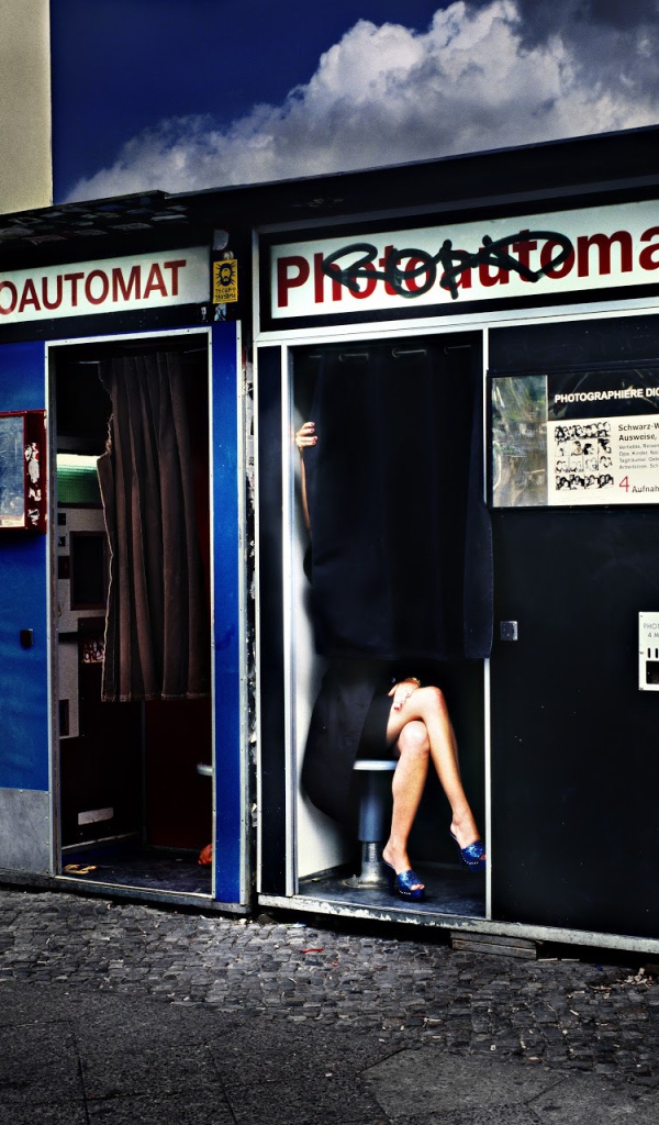 Девушка в аппарате мгновенного фото