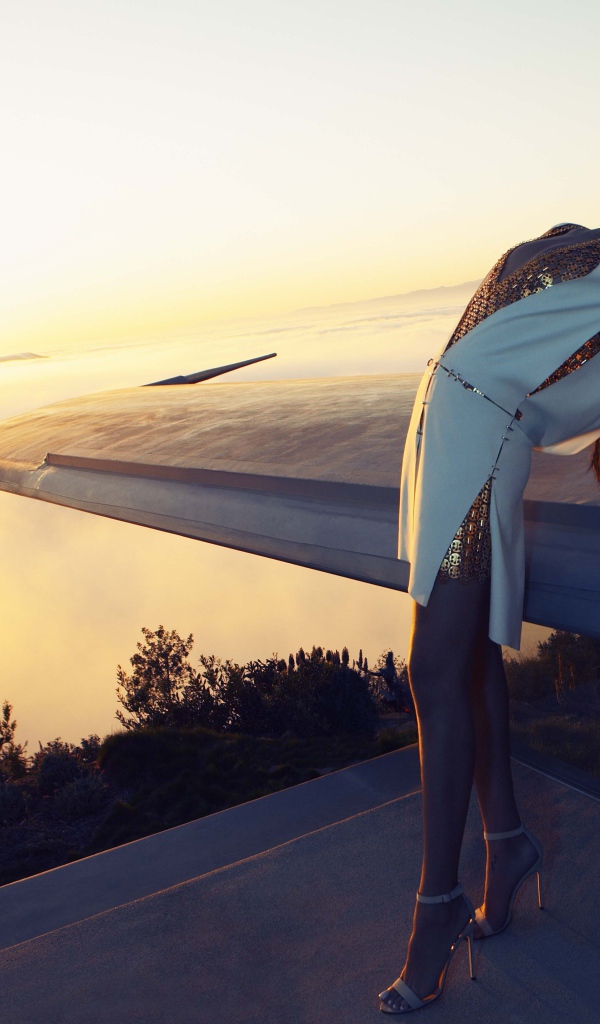 Девушка на крыше дома