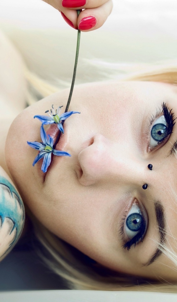 Девушка с голубыми глазами и красивой тату