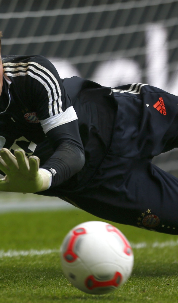 Голкипер Баварии Мануэль Нойер ловит мяч