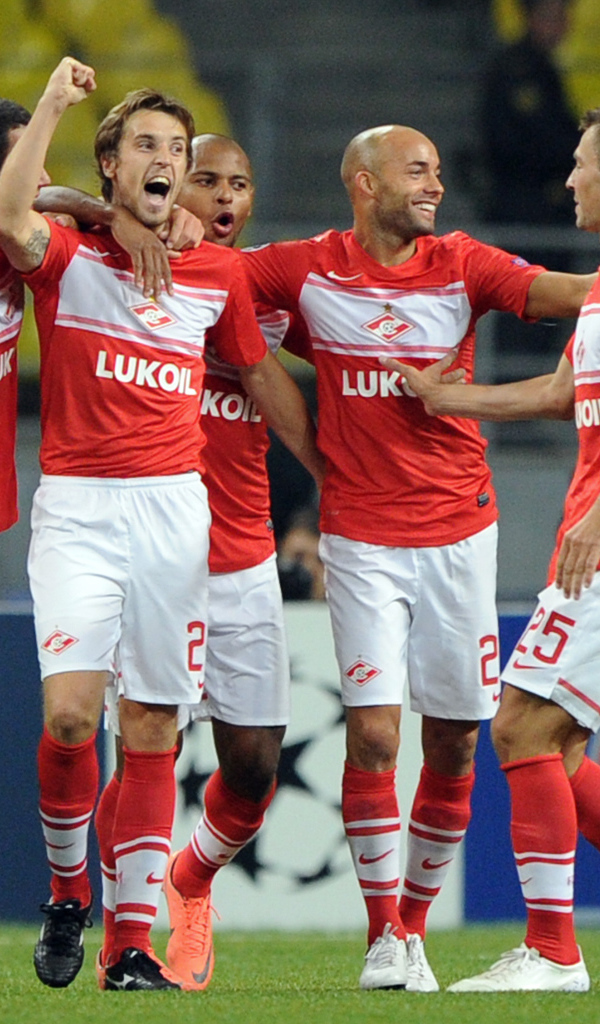 Полузащитник Спартака Дмитрий Комбаров и его команда