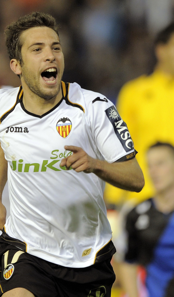 Полузащитник Барселоны Хорди Альба приходит на футбольное поле