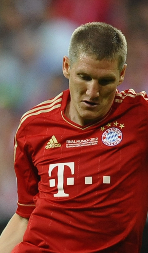 Полузащитник Баварии Бастиан Швайнштайгер