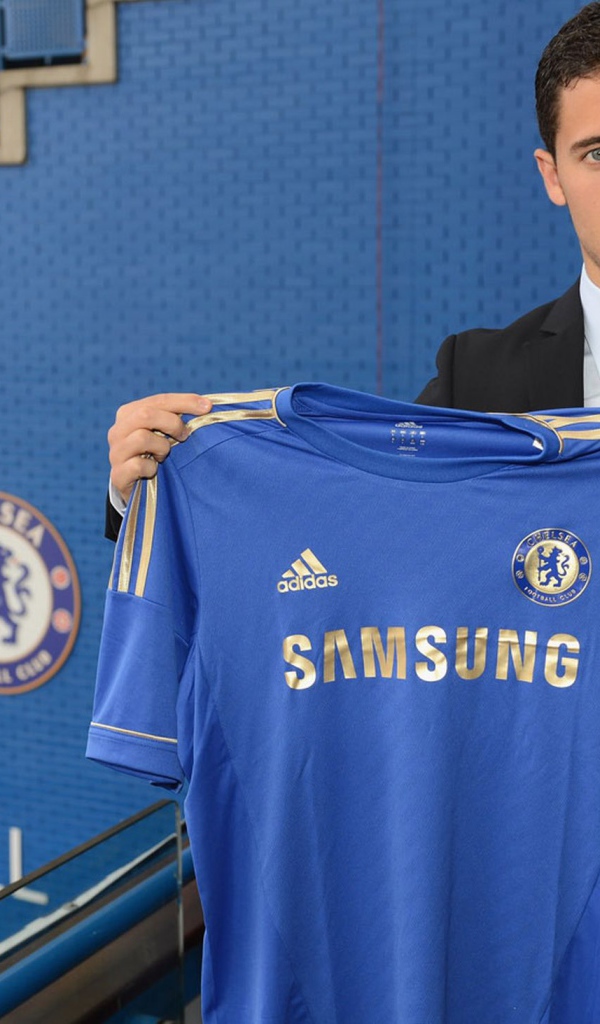  Полузащитник Челси Эден Азар и его новая футболке