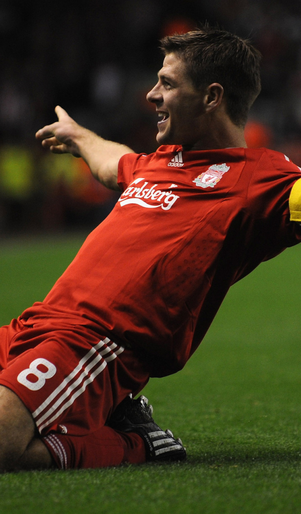 Полузащитник Ливерпуля Стивен после победы в игре