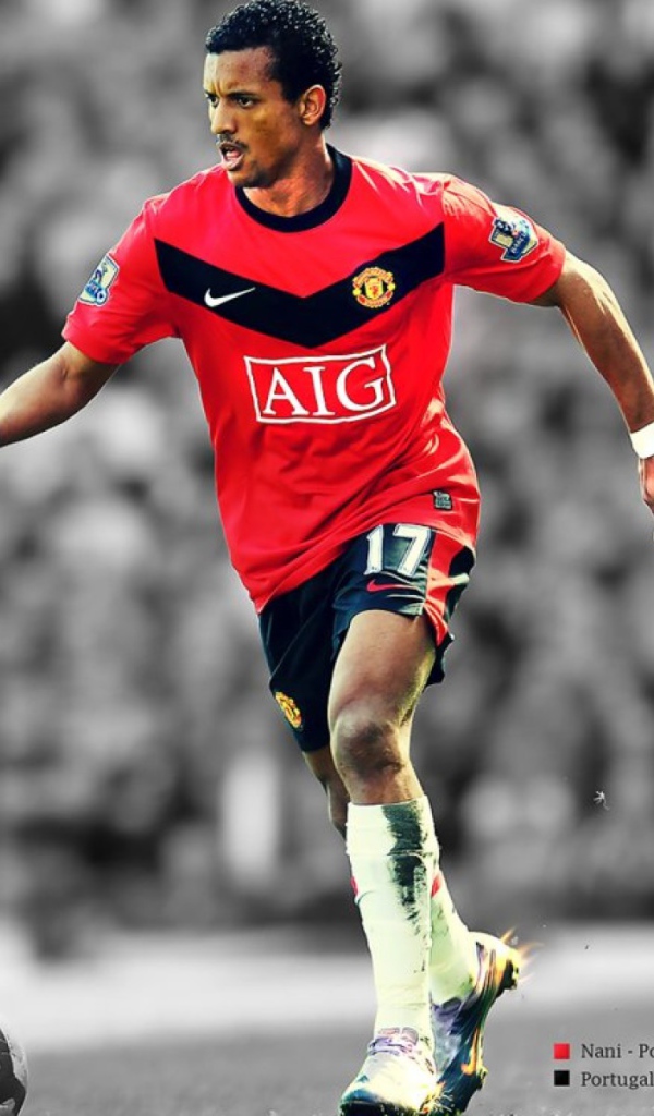 Полузащитник Манчестер Юнайтед Луиш Нани с мячом