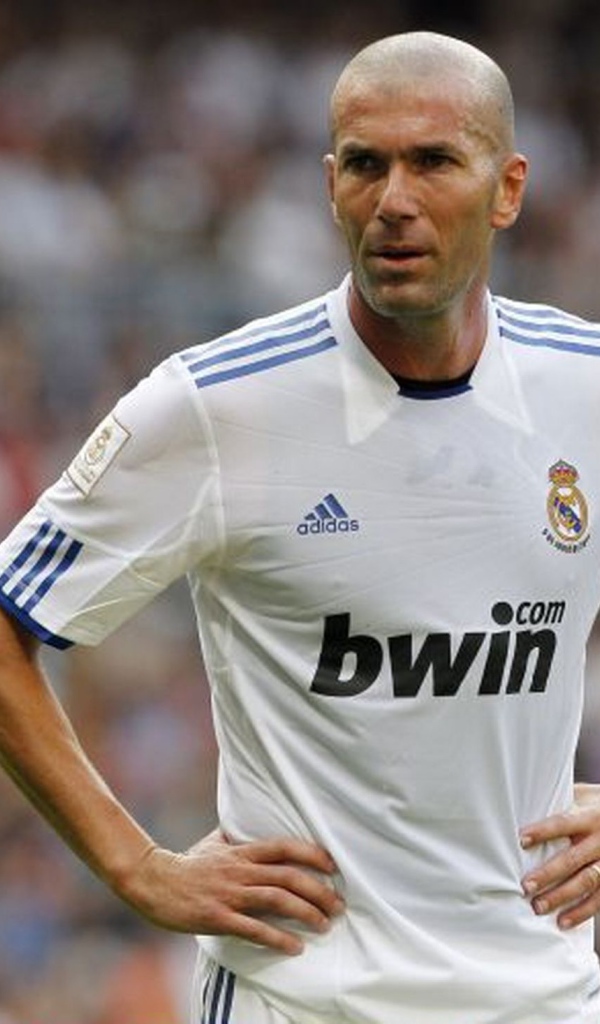 Легенда футбола Зинедин Зидан в одной из своих игр