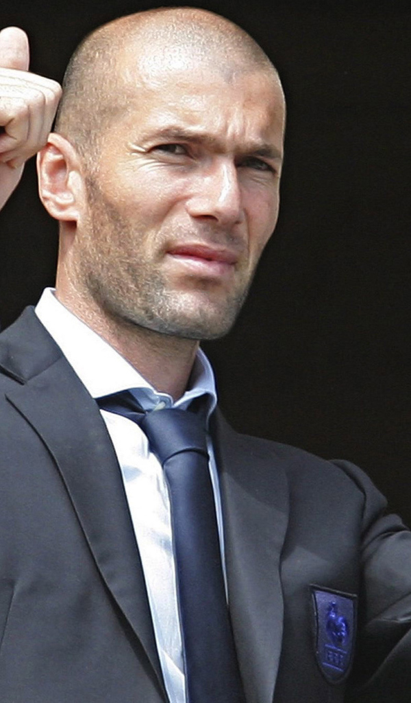 Легенда футбола Зинедин Зидан пальцы вверх