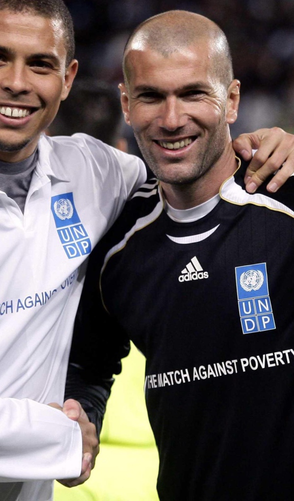  Легенда футбола Зинедин Зидан со своим другом