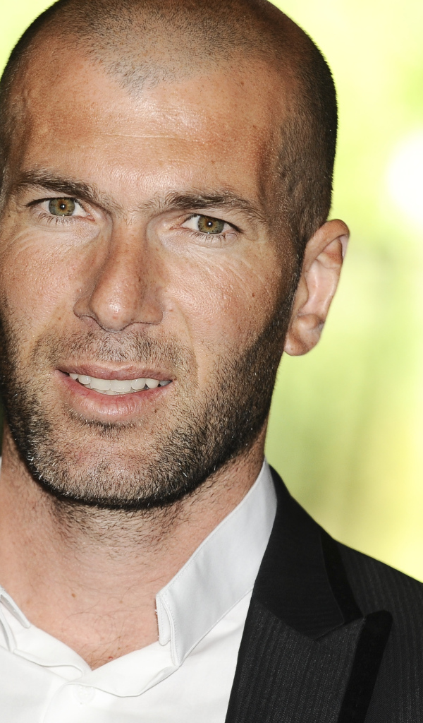 Легенда футбола Зинедин Зидан в костюме