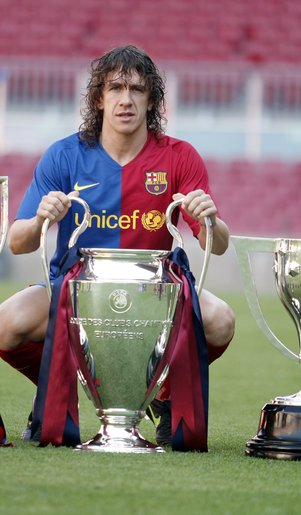 Игрок Барселоны Карлес Пуйоль со своими трофеями