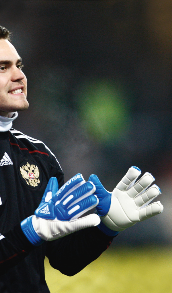 Игрок московского ЦСКА Игорь Акинфеев ловит мяч