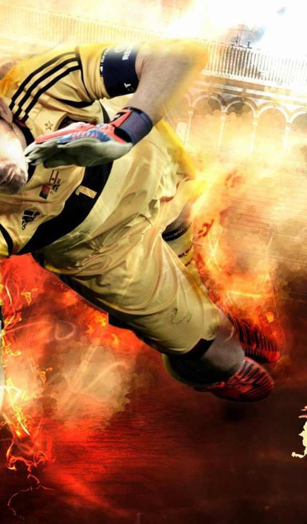 Игрок Реал Мадрида Икер Касильяс ловит мяч