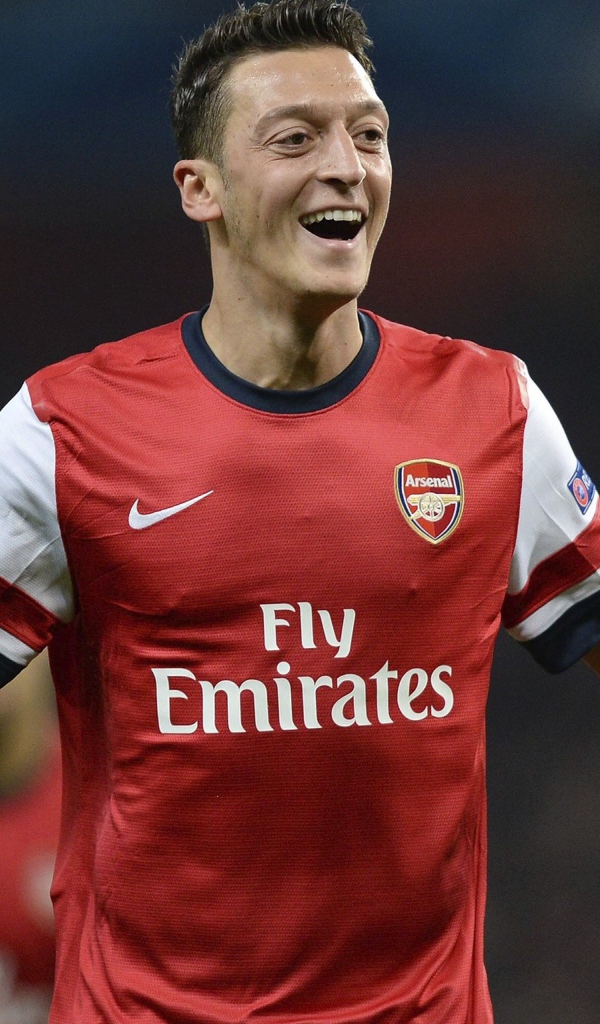 Игрок Арсенала Месут Озил радуется после победы