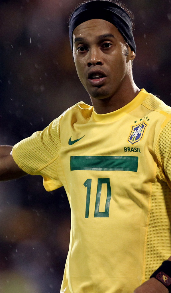 Игрок Атлетико Минейро Роналдиньо в футболке Бразилии