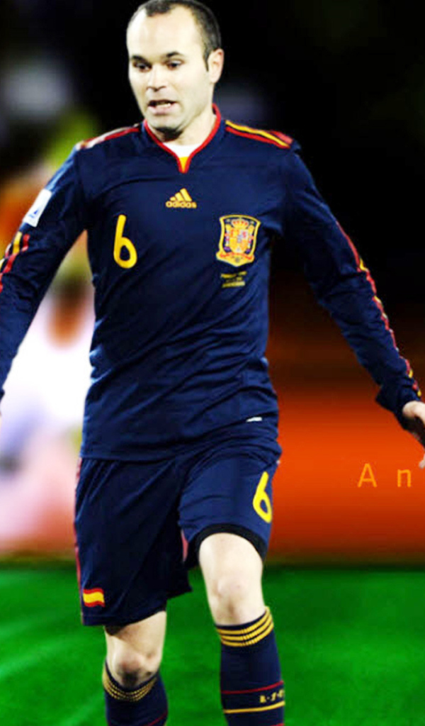 Игрок Барселоны Андрес Иньеста на поле