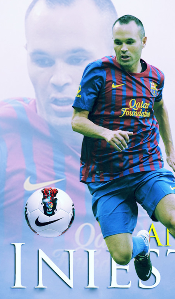 Игрок Барселоны Андрес Иньеста с мячом