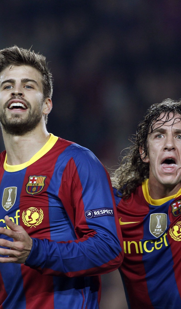 Игрок Барселоны Херард Пике на поле