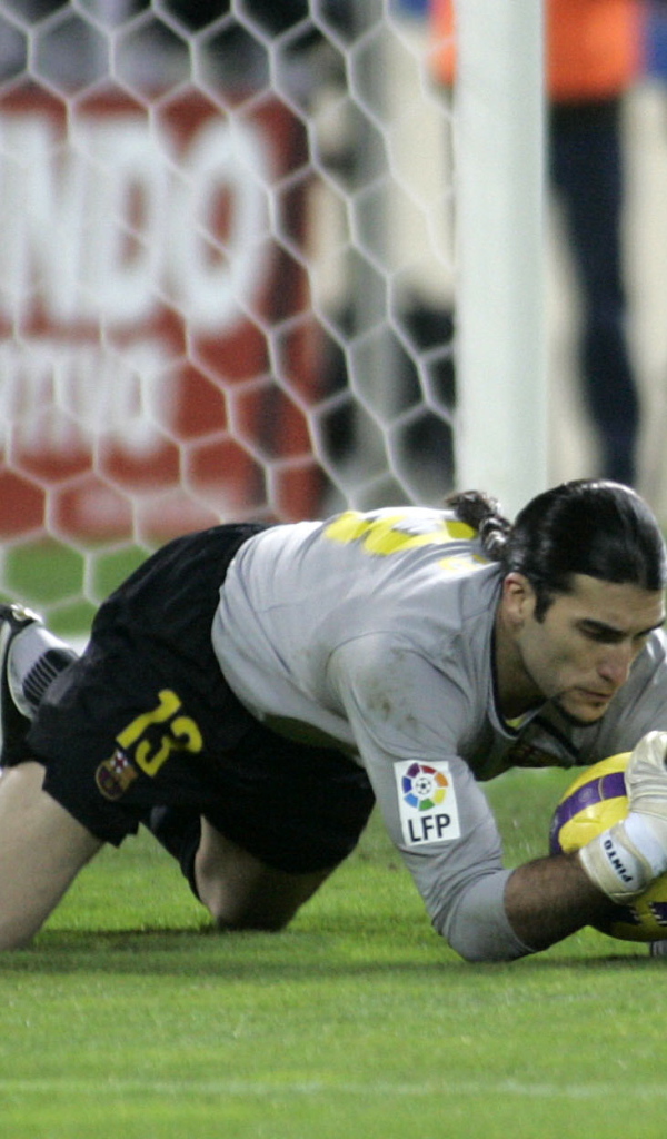 Игрок Барселоны Хосе Пинто является ловит мяч