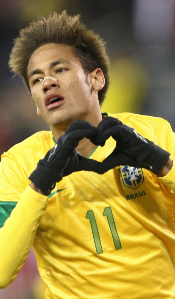 Игрок Барселоны Неймар показывает любовь