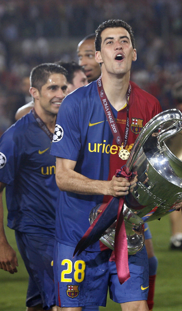 Игрок Барселоны Серхио Бускетс выиграл трофей