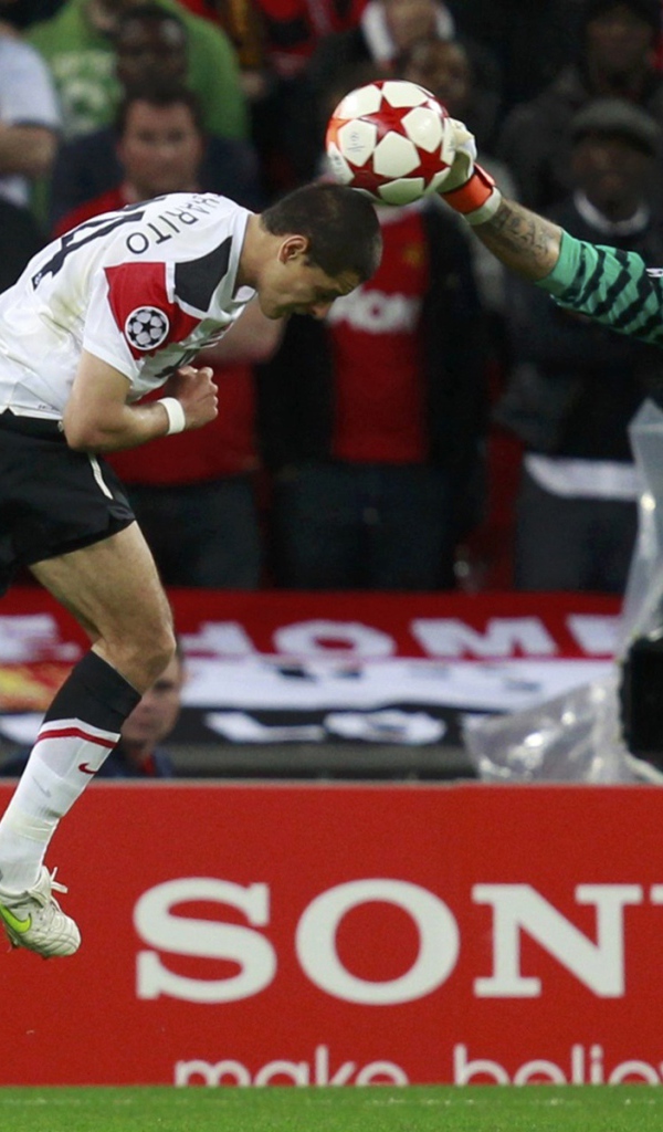 Игрок Барселоны Виктор Вальдес ловит мяч