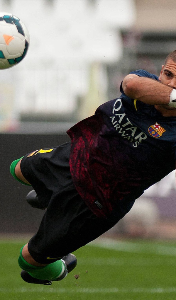 Игрок Барселоны Виктор Вальдес принимает все футбольные мячи
