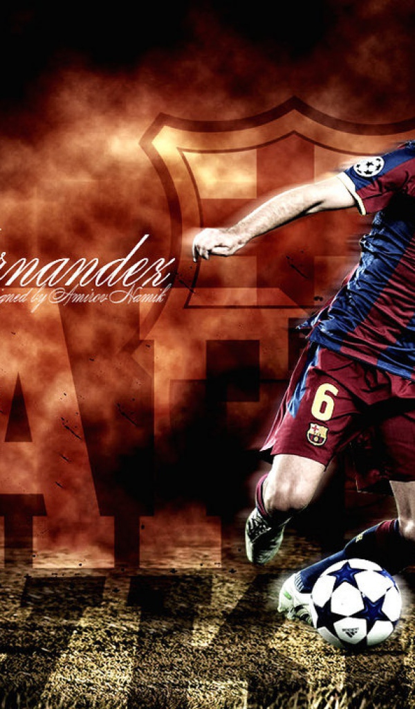 Игрок Барселоны Хави Эрнандес бьет мяч