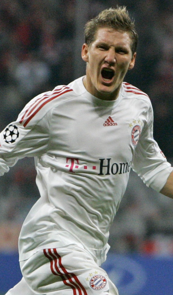 Игрок Баварии Бастиан Швайнштайгер на поле