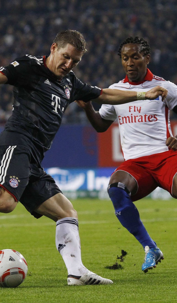 Игрок из Бавария Бастиан Швайнштайгер превосходной удар