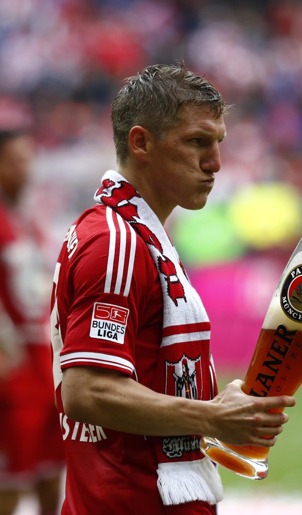 Игрок Баварии Бастиан Швайнштайгер с пивом