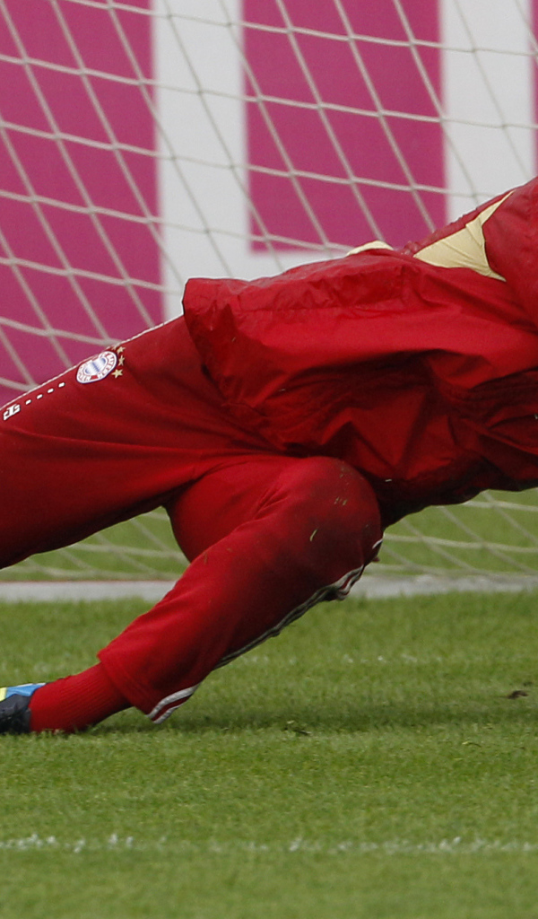 Игрок Баварии Мануэль Нойер защищает ворота