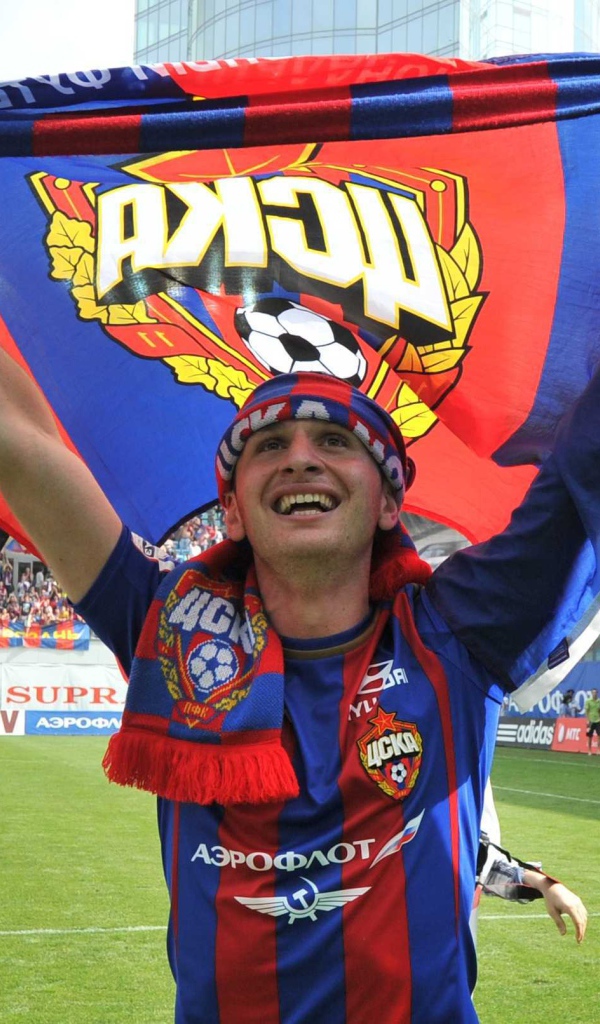 Игрок ЦСКА Алан Дзагоев в ЦСКА флаг