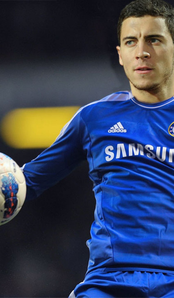 Игрок Челси Эден Азар с мячом